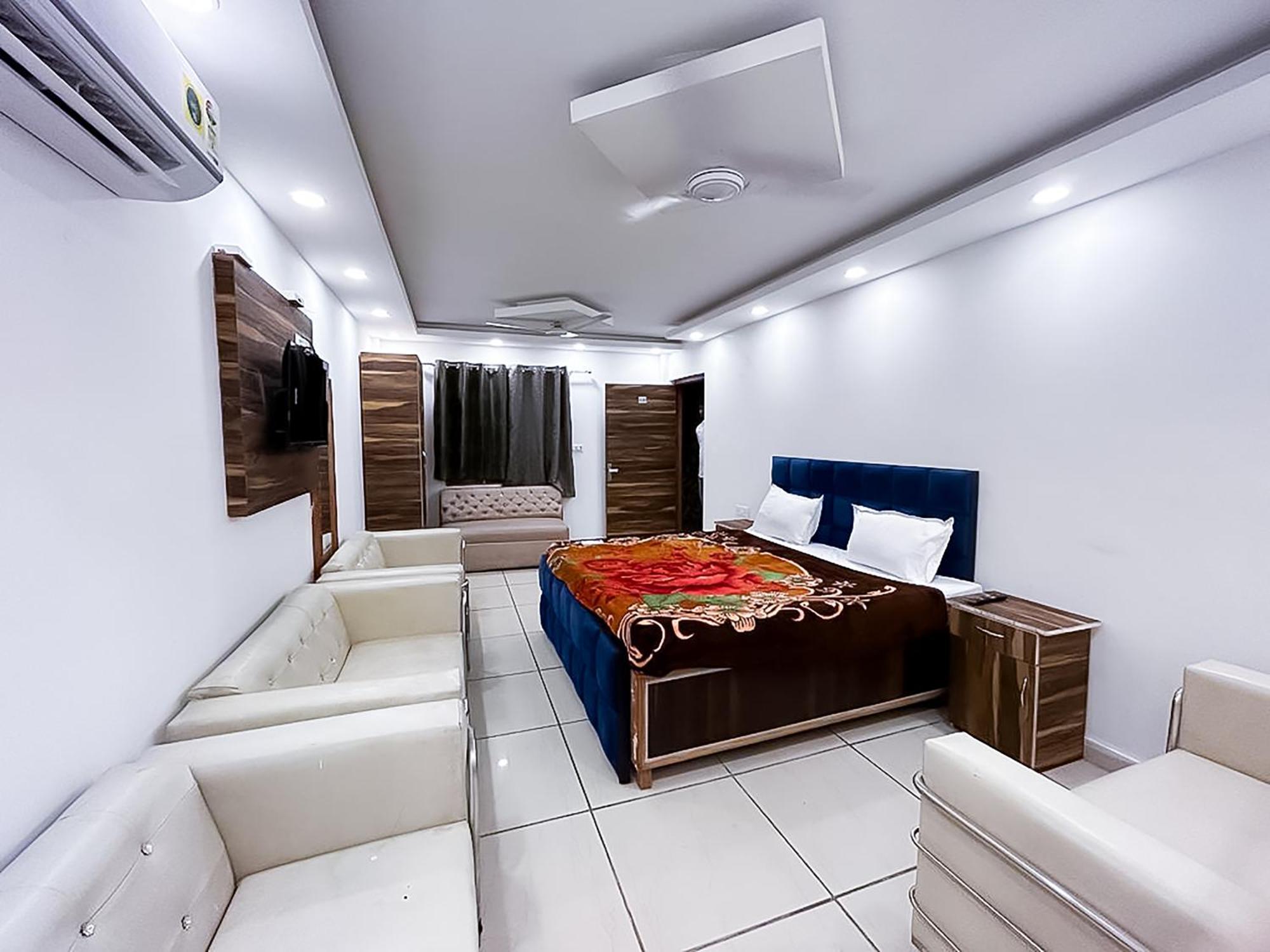 Hotel Js Garden - Near Jaypee Hospital Νόιντα Εξωτερικό φωτογραφία