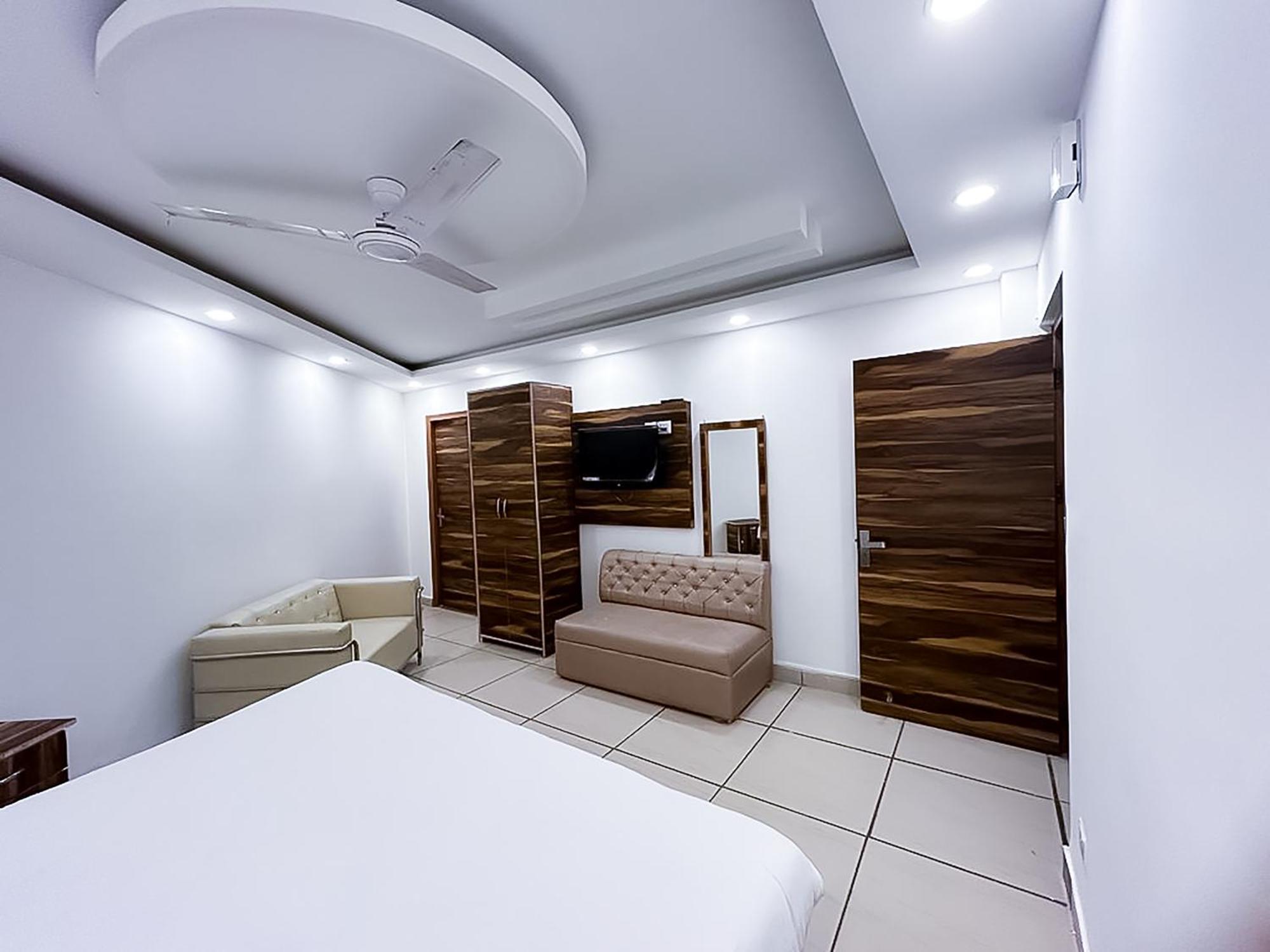 Hotel Js Garden - Near Jaypee Hospital Νόιντα Εξωτερικό φωτογραφία
